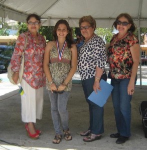 La estudiante Nicole Yordán obtuvo el segundo lugar en la categoría de Cuentos.