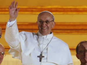 El jesuita de 76 años tuvo una vida religiosa sencilla y humilde. Durante su primer mensaje al pueblo, pidió silencio y oración por el Papa Emérito Benedicto XVI.