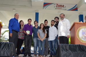 El presidente de la PUCPR, Dr. Jorge Iván Vélez Arocho y el vicepresidente de Asuntos Estudiantiles, profesor Freddie Martínez premiaron a estudiantes líderes.