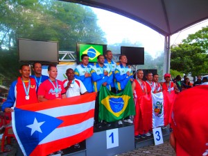 El equipo de Puerto Rico recibiendo la medalla de Plata.