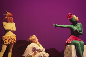 Basada en la novela de Antoine de Saint-Exúper, la pieza teatral Pionera cerró con broche de oro el Festival de Teatro Luis Torres Nadal el 22 de marzo en el Teatro La Perla con el elenco del Taller de Teatro de la Pontificia Universidad Católica de Puerto Rico.