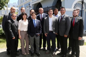 El grupo de estudiantes de la Escuela de Arquitectura con el gobernador, Alejandro García Padilla en la Fortaleza. El grupo de estudiantes de la Escuela de Arquitectura con el gobernador, Alejandro García Padilla en la Fortaleza.