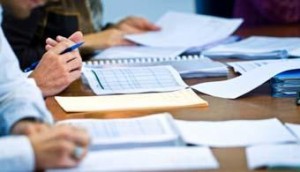 Hay que pensar “fuera de la caja” rompiendo convencionalismos en la manera de hacer negocios, en cómo llevamos nuestro producto o servicio al cliente, en la forma de promocionar la empresa, en cómo se diversifican los ofrecimientos de productos o servicios y explorando nuevas áreas de necesidad y oportunidad.