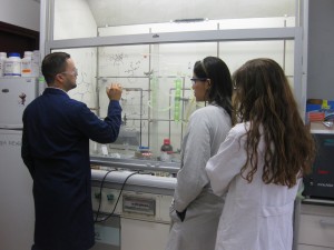 El Dr. Rodríguez Berríos explicando detalles de su proyecto a estudiantes doctorales de la UCM.