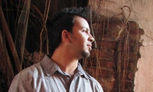 El artista describe su obra como un híbrido entre medios y técnicas no tradicionales y que, según su criterio, invitan a los observadores a reflexionar sobre lo esencial e integral de su existencia.