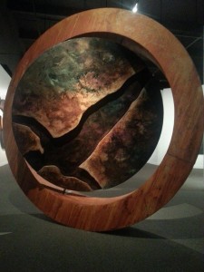 En la obra ser(ES) el artista monumentaliza su discurso plástico abordando el sentido crístico de la humanidad.