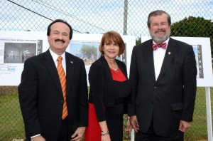 El proyecto dará una inyección económica al área oeste.  De izquierda a derecha:  el alcalde de  Mayagüez, José Guillermo Rodríguez, la rectora del Campus, Dra. Olga Hernández de Patiño y el presidente de la PUCPR, Dr. Jorge Iván Vélez Arocho.