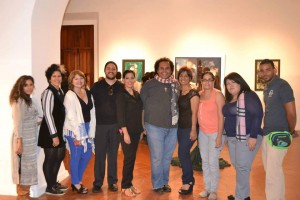 Los artistas Ana L. Emmanuelli, Joyce De Jesús, Marangelis Rosado, Arcy Rodríguez, Ramón Monche, Joamelis Pacheco, Jeniffer González, José Ramírez, Dilaida Santiago Santiago y ALFonso J. González-Marcucci forman parte de la colectiva.