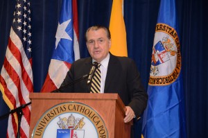 El libro expone, además, las vivencias de Rafael Hernández Colón desde su perspectiva como hijo, esposo y padre.