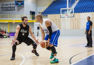 El pionero Ángel Romero (10) planeando la ofensiva. (foto: Abimael Medina)