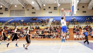 El jugador José Maldonado (34) liderando la ofensiva de los Pioneros . (foto: Abimael Medina)