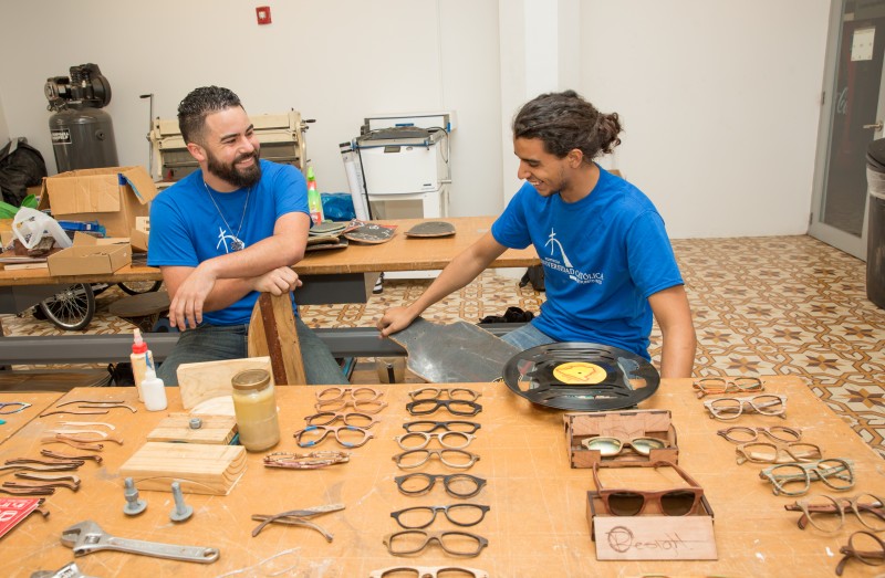 Piezas como patinetas, pedazos de madera o discos de vinyl es lo que Félix Rodríguez y Christian Reyes convierten en gafas de sol.