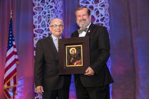 El Dr. Leandro Colón, vicepresidente de Asuntos Académicos en representación de la PUCPR le entregó al Presidente un cuadro de Santo Tomás de Aquino.