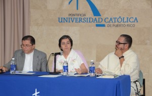 El panel estuvo compuesto por la Hna. Carmen Margarita Fagot Bigas, religiosa del Sagrado Corazón, padre Feliciano Rodríguez, director del Instituto Superior Nacional de Pastoral de Puerto Rico de la PUCPR y fray Carlos Rodríguez, profesor de teología y filosofía de la PUCPR.