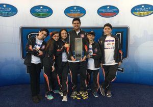 Armando Rodríguez Torres recibió el galardón  con su equipo de trabajo.