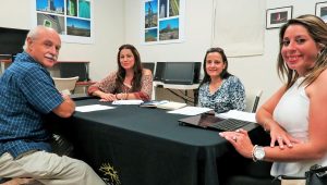 El veterano periodista Rafael Matos (izq.) nuevamente dirige el Buró de Noticias de COPE 2016 que cuenta con la mentoría de la Prof. María Vera, de la Universidad del Turabo (al centro) y la Directora de Comunicaciones de la Pontificia Universidad Católica de PR, Jalibeth Rodríguez (derecha). Los acompaña la directora ejecutiva de la ASPPRO, Lillian Rivas. (Foto por Doel Vázquez, cortesía del Taller de Fotoperiodismo)