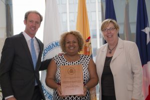 La Profa. Carmen Reyes junto al Sr. Murray Fisher, fundador de New York Harbor School y la Sra. Judith A. Enk, administradora regional de la EPA.