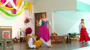 El grupo de teatro subió a escena con la obra la Farsa de la Tinaja dirigida por la actriz y directora Johana Ferrán.