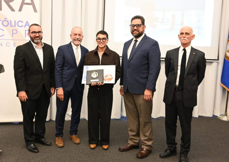 John M. Campis Bobe presentó al jurado un proyecto de arquitectura enfocado en las artes titulado “Box of Echoes: conservatory of theater”